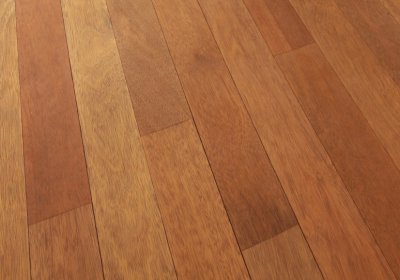 Dlaczego zimą powstają w parkiecie szczeliny?