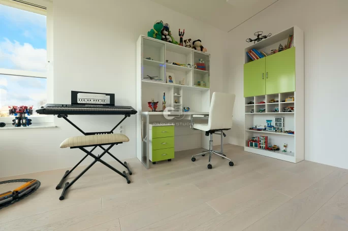 Polish Oaks - Snowy Oak