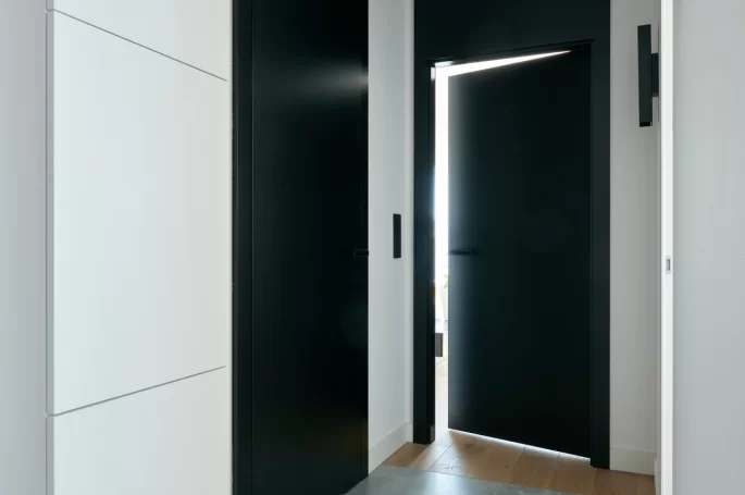 Drzwi JAGRAS Z podwyższonym panelem oraz drzwi ukryte Skriven