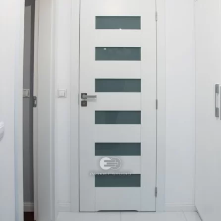 DRZWI KOMFORT K1 ŁAZIENKOWE Z PODCIĘCIEM U - SZKŁO MLECZNE BEZPIECZNE - KOLOR BIAŁY RAL 9003 - OŚCIEŻNICA STANDARD 80MM - ZAWIASY WIDOCZNE INOX