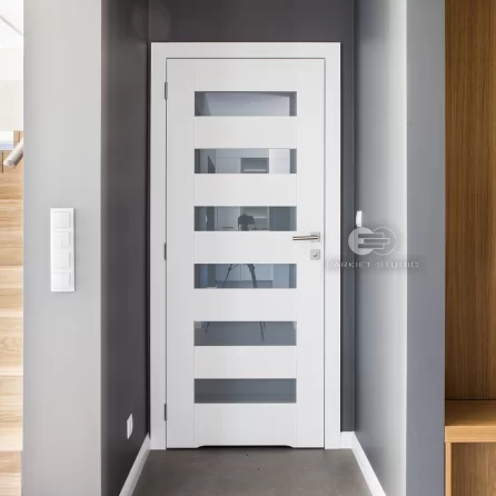 DRZWI KOMFORT K1 Z PODCIĘCIEM WENTYLACYJNYM - SZKŁO MLECZNE BEZPIECZNE - KOLOR BIAŁY RAL 9003 - OŚCIEŻNICA STANDARD 80MM - ZAWIASY WIDOCZNE INOX