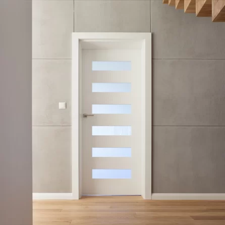 DRZWI KOMFORT K1 - SZKŁO MLECZNE BEZPIECZNE - KOLOR BIAŁY RAL 9003 - OŚCIEŻNICA STANDARD 80MM - ZAWIASY CHOWANE