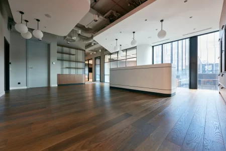 Jakie są zalety drewna po szczotkowaniu?