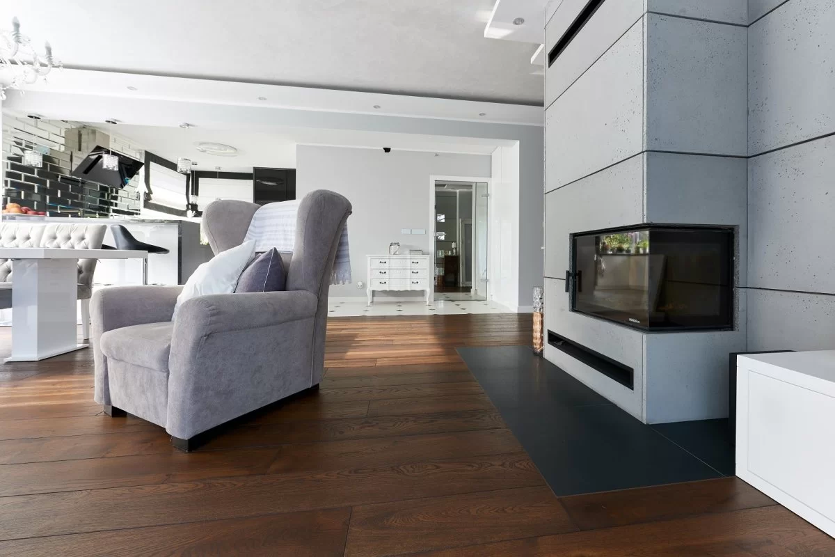 Wybieramy ciemną podłogę. Jakie ma wady, a jakie zalety?