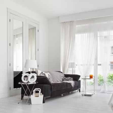 DRZWI KLASIK 01 Z LUSTREM - OŚCIEŻNICA REGULOWANA - OPASKI 60MM - PORTAL GÓRNY 1.5 - KOLOR BIAŁY RAL 9003 SATYNA - ZAWIASY WIDOCZNE INOX