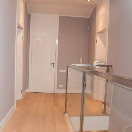 DRZWI TAFLA T1 - OŚCIEŻNICA PODWYŻSZONA TOWER - OPASKI 80MM - KOLOR BIAŁY RAL 9003 POŁYSK - ZAWIASY CHOWANE